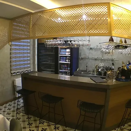 מלון Garden Restaurant Cafe 3*